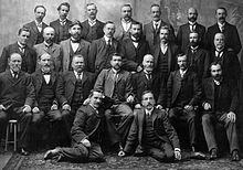 Gruppenfoto von Abgeordneten der Federal Labour Party, die bei der ersten Wahl 1901 in das australische Repräsentantenhaus und den australischen Senat gewählt wurden, darunter Chris Watson, Andrew Fisher, Billy Hughes, Frank Tudor, King O'Malley und Lee Batchelor.