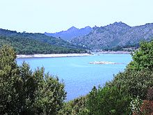 jezero Gusana, tvořené řekou Taloro před vtokem do Tirso.