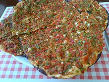 Okrúhla pizza tureckého štýlu známa ako Lahmacun z Gaziantepu