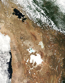 Imagen MODIS del 4 de noviembre de 2001 que muestra el Lago Titicaca, el Salar de Uyuni y el Salar de Coipasa. Todos ellos forman parte del Altiplano