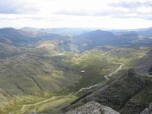 El panorama a través de Eskdale desde Ill Crag. Se pueden ver Harter Fell y Hard Knott, así como un pequeño estanque.  