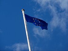 La bandiera europea sventola fuori dal municipio di Leeds, a Leeds, in Inghilterra.
