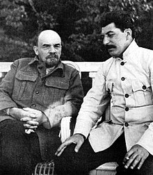 Vladimír Lenin (vlevo) s Josifem Stalinem