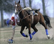 Un giocatore che raccoglie la palla