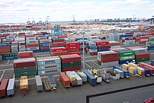 Laivakontteja Port Newark-Elizabethin meriterminaalissa New Jerseyssä, Yhdysvalloissa.