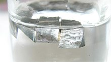 Lithium pieces, for protection against oxidation in paraffin oil