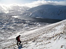 Kig mod sydvest over Loch Skene til Mid Craig (på den anden side af søen) og White Coomb derudover, fra opstigningen til Lochcraig Head i vintervejr.