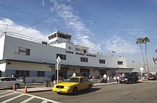L'edificio del terminal dell'aeroporto di Long Beach, vista dalla strada.