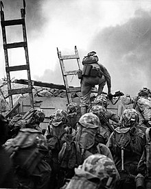 Marynarka amerykańska przeskalowała mur morski w Inchon, 15 września 1950, podczas wojny koreańskiej.