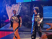 The Colóns jako jednotní šampioni WWE Tag Team  