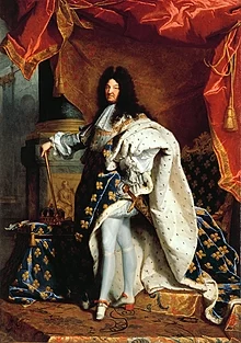 Luís XIV da França, popularmente conhecido como o rei do Sol num retrato de Hyacinthe Rigaud, feito por volta de 1700. O rei francês é mostrado com todos os sinais de poder, que mostram que seu reinado é legitimado pela graça de Deus. Este retrato foi usado como um plano para outros retratos semelhantes de monarcas europeus da época.