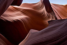 Lower Antelope Canyon, Arizona, wurde durch mechanische und chemische Verwitterung aus dem umgebenden Sandstein herausgearbeitet. Wind, Sand und Wasser von Sturzfluten sind die wichtigsten Verwitterungsfaktoren.