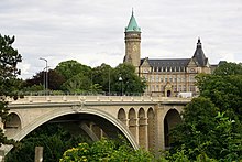 Puente Adolphe sobre el río Pétrusse y sede del banco Spuerkeess.