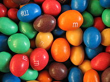 Arašídové bonbony M&M's, představené v roce 1954.