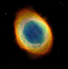 Planetární mlhoviny, které zde představuje Prstencová mlhovina, jsou příkladem emisních mlhovin.  