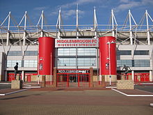 Ingang van het Riverside Stadion met de poorten van het voormalige Ayresome Park, en standbeelden van George Hardwick en Wilf Mannion.  
