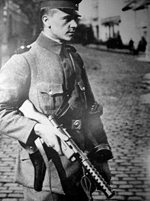 MP-18 je bila prva strojna pištola. Čeprav je imela leseno držalo kot puška, je streljala s pištolskimi naboji.