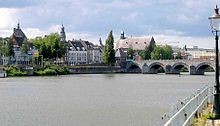 Maas nehrine bakan eski Maastricht şehri.