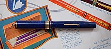 Bolígrafo de palanca fabricado en celuloide por Mabie Todd & Co. Nueva York (1927). Obsérvese la palanca