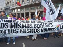 2007 LGBT pride parade i Buenos Aires organiseret af den argentinske sammenslutning af LGBT-personer med LGBT-akronymet synligt i gruppernes banner (øverst til højre i billedet)  