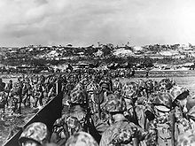ABD Deniz Piyadeleri Okinawa'daki kıyı başını desteklemek için karaya çıkıyor, 1 Nisan 1945.