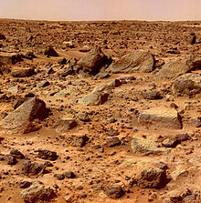 Поверхность с камнями повсюду, сфотографированная Mars Pathfinder