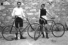 Francouzi Léon Flameng (vlevo) a Paul Masson vyhráli čtyři cyklistické závody.