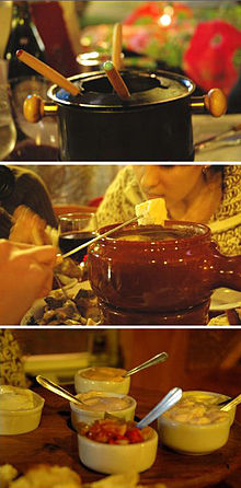 Ein Fondue Bourguignonne: Oben ist ein Topf mit Öl zum schnellen Kochen des Fleisches, in der Mitte ein Caquelon für ein weiteres Käsefondue und unten weitere Saucen.