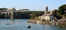 El puente colgante de Menai siendo pintado en agosto de 2005  