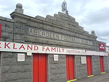 Pittodrie stadiona granīta fasāde, skatoties no Merkland Road tribīnes ārpuses
