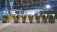 Validátory Metcard na stanici Southern Cross Station.
