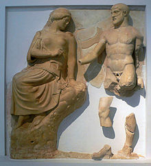 Athena och Herakles på en metop som föreställer de stymphalianska fåglarna från Zeustemplet i Olympia omkring 460 f.Kr.  