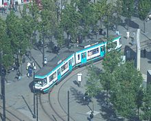 Tramvaj Metrolink projíždějící centrem města.
