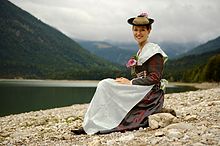 Isarwinkel bodice robe