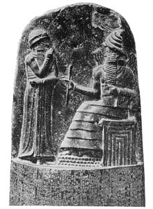 Figure in cima alla stele sopra il codice di leggi di Hammurabi