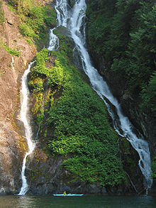 Mlžné fjordy Vodopád a kajak