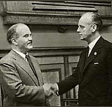 Molotov (solda) ve Von Ribbentrop (sağda) antlaşmayı imzaladıktan sonra el sıkışıyor.