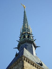 Statua Archanioła Michała Archanioła na szczycie iglicy