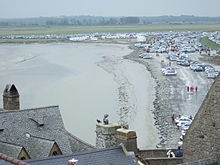 Der Damm, der den Mont Saint-Michel mit dem Festland verbindet und für die massive Ansammlung von Schlamm und Sedimenten in der Gegend verantwortlich ist.
