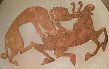 Silla de montar de la Edad de Hierro, procedente de Siberia, que representa a un alce cazado por un tigre siberiano.