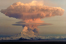Nuvola eruttiva del 21 aprile 1990 dal vulcano Redoubt vista ad ovest dalla penisola di Kenai