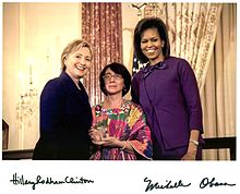Norma Cruzová přebírá v roce 2009 od Hillary Clintonové a Michelle Obamové cenu International Women of Courage Award.