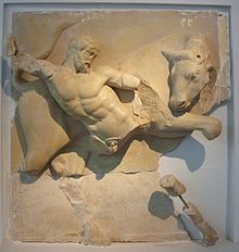 Herakles och den kretensiska tjuren i en metop från Zeustemplet i Olympia omkring 460 f.Kr.  