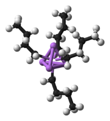 n-Butyllithium , un compus organometalic. Patru atomi de litiu sunt reprezentați în violet într-un tetraedru, iar fiecare atom de litiu este legat de o grupare butil (carbonul este negru, hidrogenul este alb).  