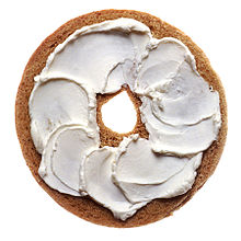 Polovico bagel namažite s kremnim sirom.