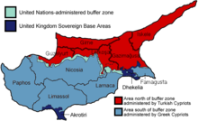 Kipro teritorijos; Turkijos Respublika - raudona, Respublika - šviesiai mėlyna, buferinė zona - žalsva, o karinio jūrų laivyno bazės - tamsiai mėlyna.