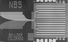 Josephson junction array-chip udviklet af NIST som en standardvolt.  