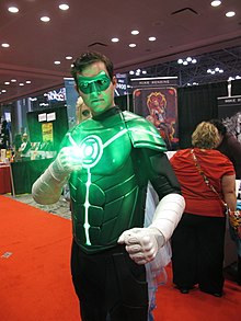 Un cosplayer îmbrăcat în Green Lantern  