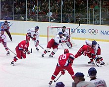 Profesionální hráči NHL se mohli účastnit ledního hokeje od roku 1998 (na snímku zápas o zlatou medaili mezi Ruskem a Českou republikou v roce 1998).
