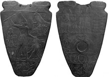 Narmerova paleta zaznamenává sjednocení Horního a Dolního Egypta, ~3200 př. n. l. Originál v Egyptském muzeu v Káhiře.